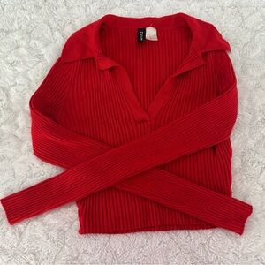 H&M Divided Cropped Red Long Sleeve Ribbed Top with V Neck and Collar in Small